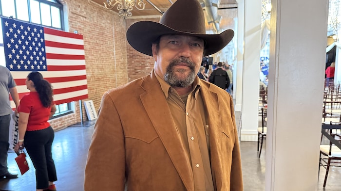 Eddie Van Zandt, portant un chapeau de cowboy.