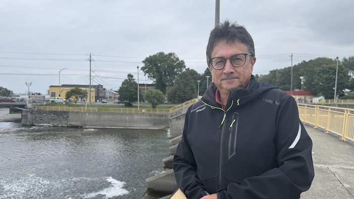 Eddy Métivier sur le barrage.