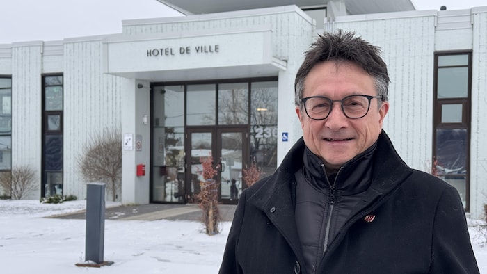 Eddy Métivier, devant l'hôtel de ville, en hiver.