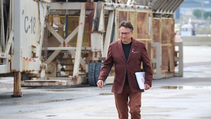 Le maire de Matane, Eddy Métivier, s'avance sur le quai du port de Matane.