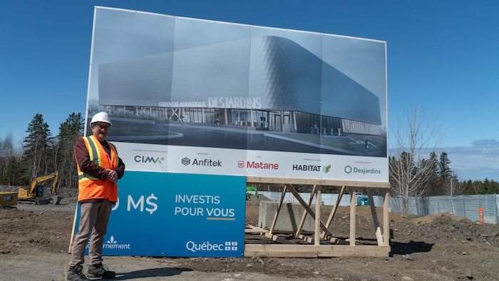 Eddy Mérivier et l'affiche de l'infrastructure à venir. 