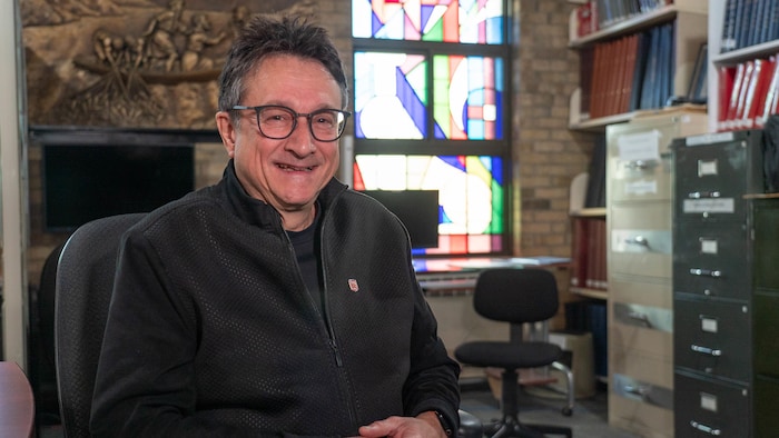 Le maire de Matane, Eddy Métivier, porte des lunettes et regarde l'objectif.
