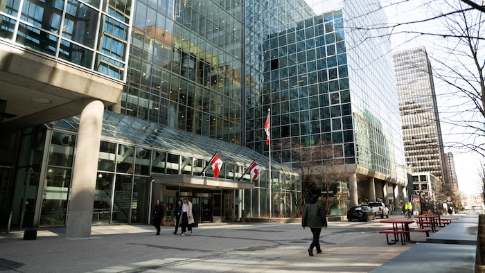 Un édifice fédéral au centre-ville d'Ottawa.