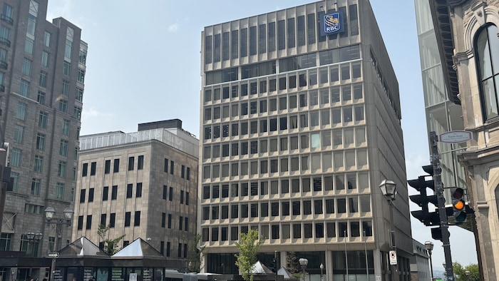 Une tour à bureaux de la place d’Youville sera convertie en logements ...