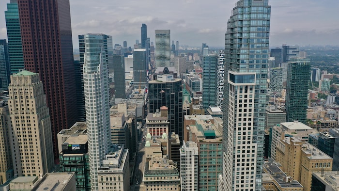 لقطة من الجو لوسط تورونتو، عاصمة أونتاريو وكبرى مدن كندا.
