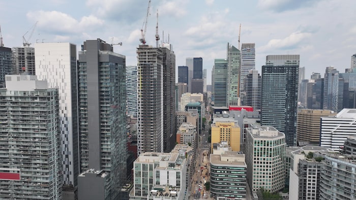 Images aériennes qui montrent la construction sur Blue Jays Way et dans la rue Wellington Ouest de même que des condominiums en construction en juin 2023. 