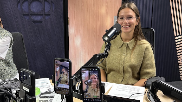 Édith Breton est dans notre studio radio, avant son entrevue à l'émission C'est jamais pareil.