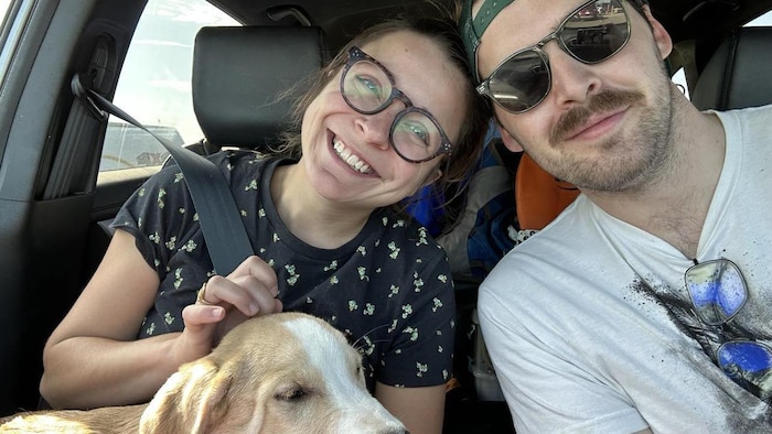 Le couple avait un chien dans leur voiture.