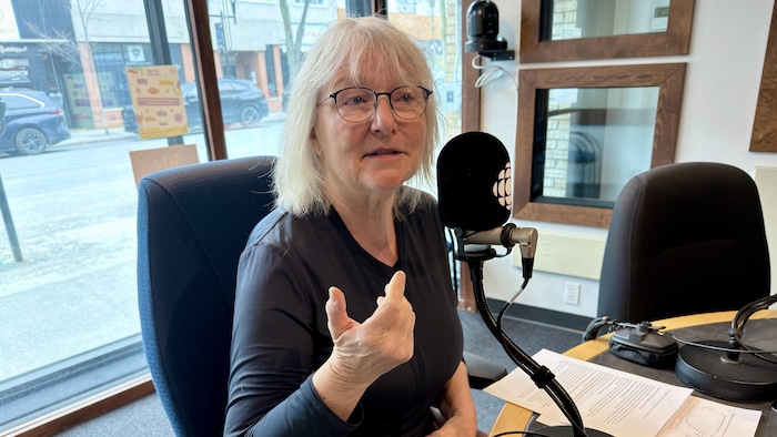 Edith Van de Walle en entrevue à Radio-Canada, dans le studio de Rouyn-NOranda.