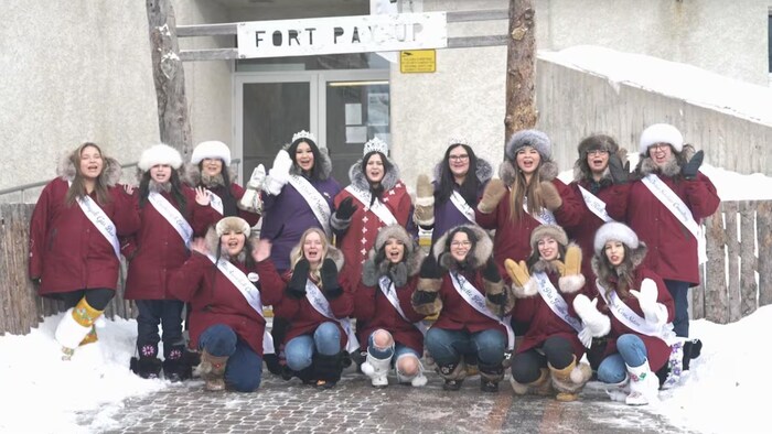 Les candidates au concours Fur Queen du Festival des trappeurs du nord du Manitoba saluent devant l’hôtel de ville de The Pas, brièvement rebaptisé « Fort Pay-Up » le 18 février.