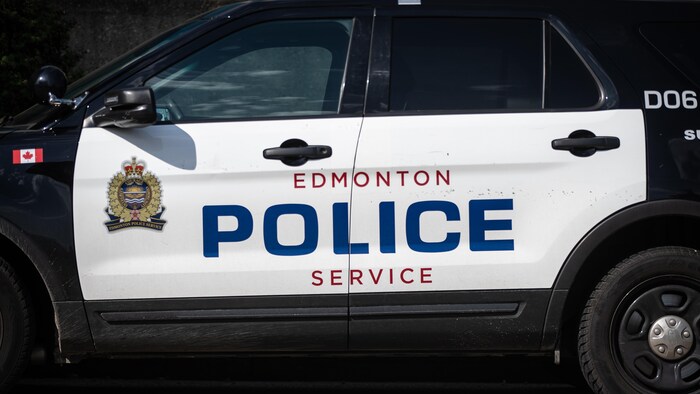 Le flanc d'une voiture de police d'Edmonton.