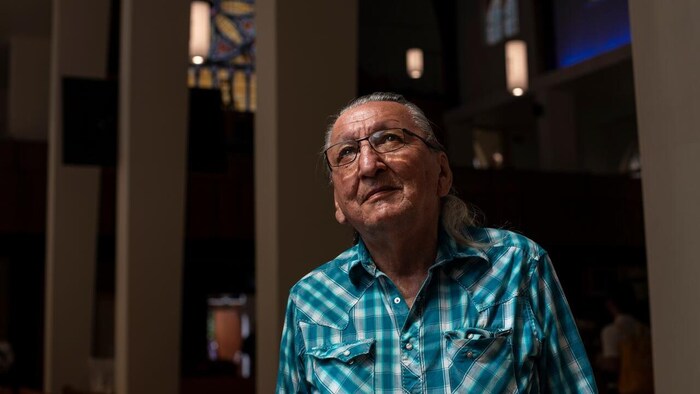 Fernie Marty, aîné de la nation Papaschase, se tient dans la chapelle de l’Église du Sacré-Cœur des Premières Nations à Edmonton.