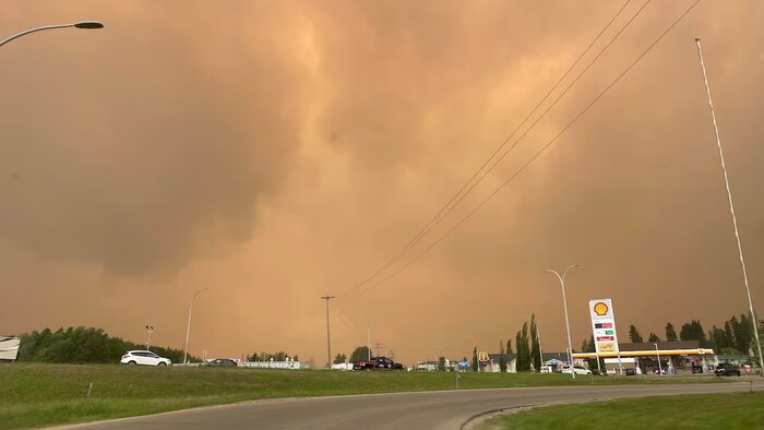 De l'épaisse fumée au-dessus d'une station-service à Edson, en Alberta, le 9 juin aux alentours de 18 h 30.