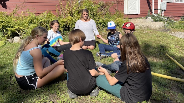 Des élèves participent à une activité à l'extérieur de l'école.