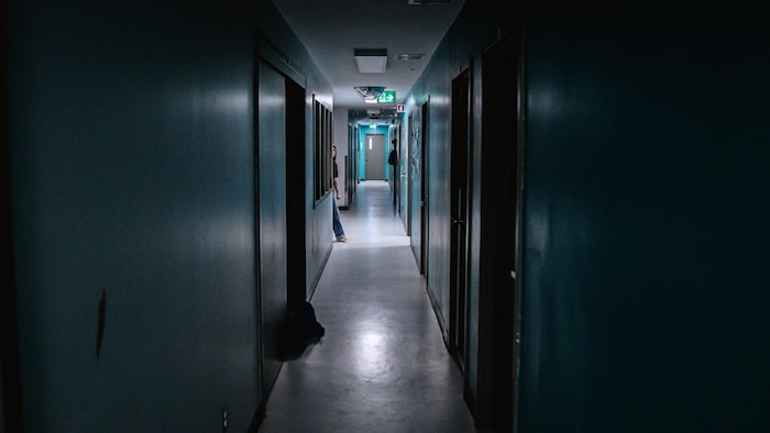 un corridor.