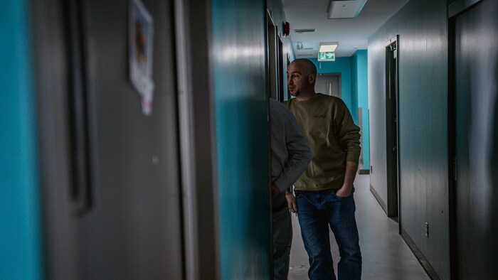 Un homme dans un corridor.