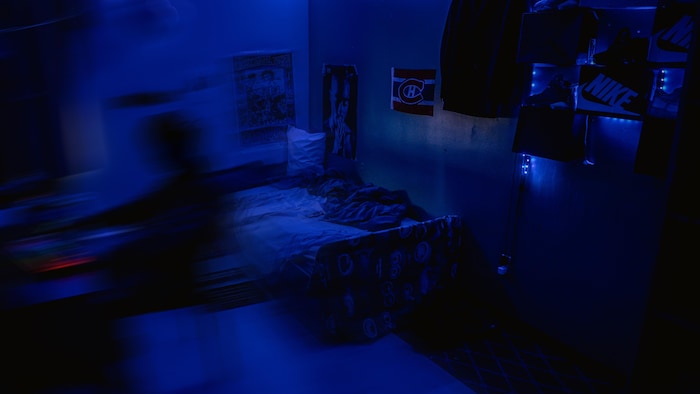 Un ado dans sa chambre.