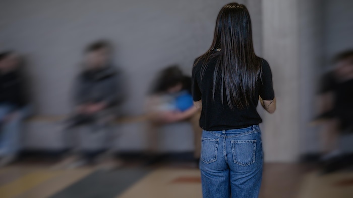 Des jeunes dans un gymnase.
