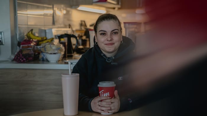 Une éducatrice à l'écoute.