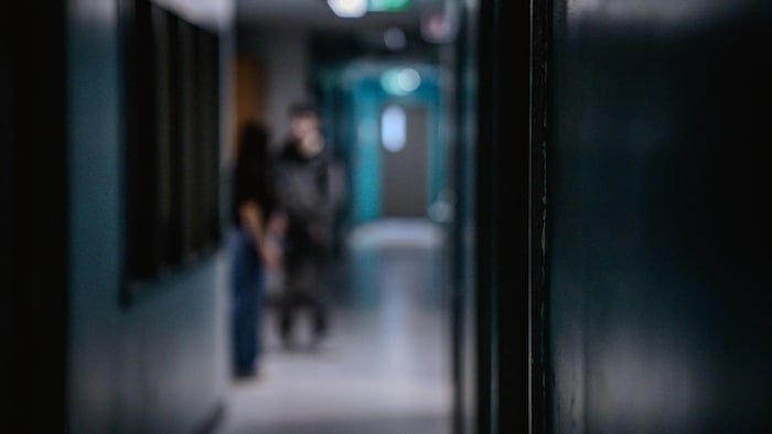 deux personnes dans un corridor.