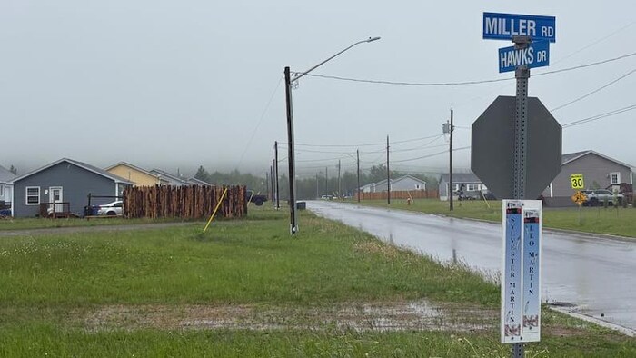 Un quartier résidentiel d'Eel River Bar sous la pluie. 