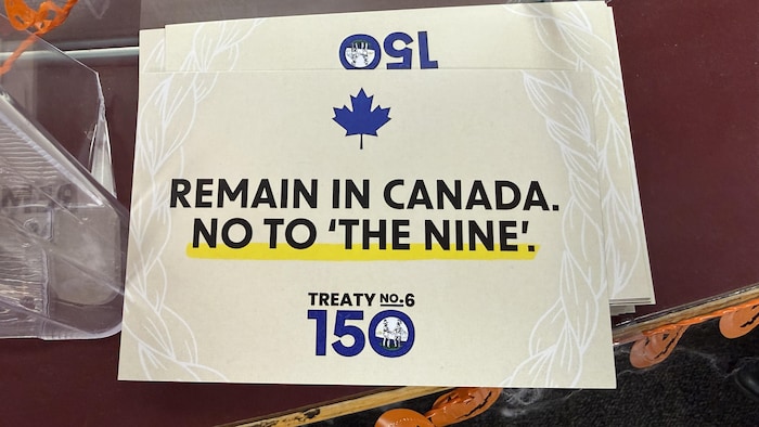 Une carte qui encourage le vote du non aux neuf questions référendaires, et de voter pour le maintien de l'Alberta au sein du Canada pour la 10e question.