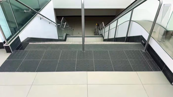 Les escaliers d’une station du TLR Eglinton Crossway.