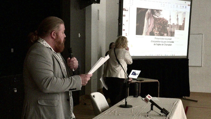 Sébastien Marchand qui fait une présentation.