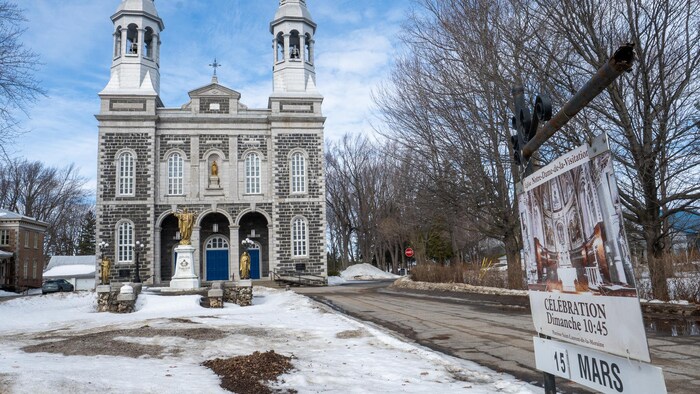 L'église Notre-Dame-de-la-Visitation de Champlain au printemps.
