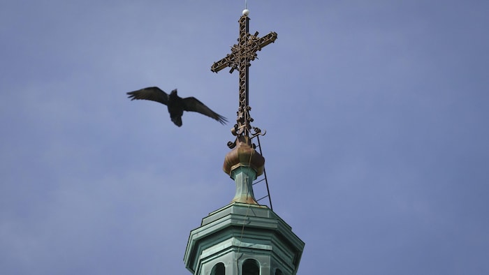 Le corbeau tourbillonne autour du clocher