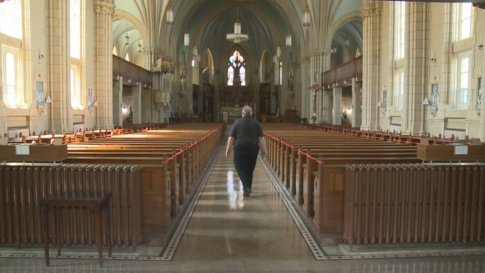 Un homme marche dans une église de Drummondville.