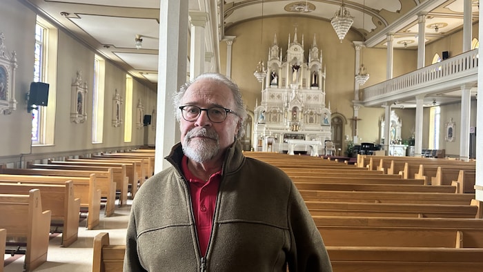 Adélard Poirier dans l'église de Grande-Digue.