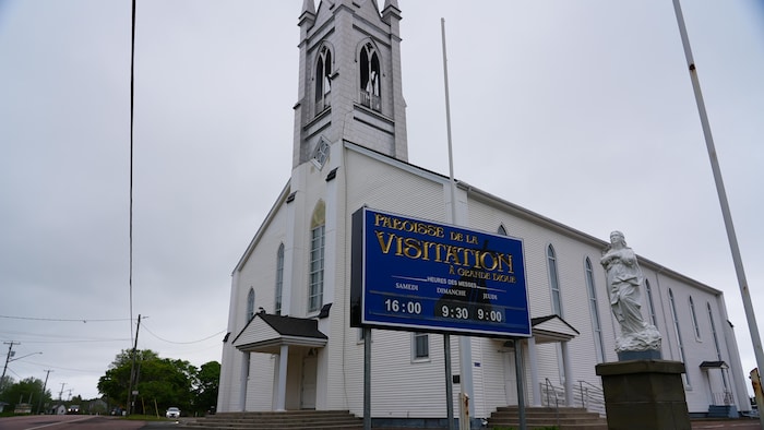 Le devant de l'église de Grande-Digue.