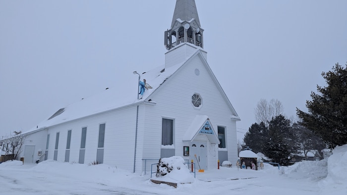 Vue de l'église en hiver.