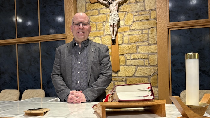 Le prêtre devant l'autel de l'église Notre-Dame-du-Royaume.