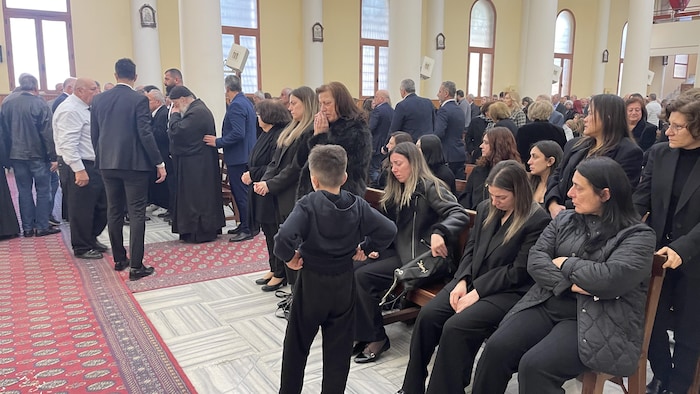 Des femmes endeuillées pleurent.