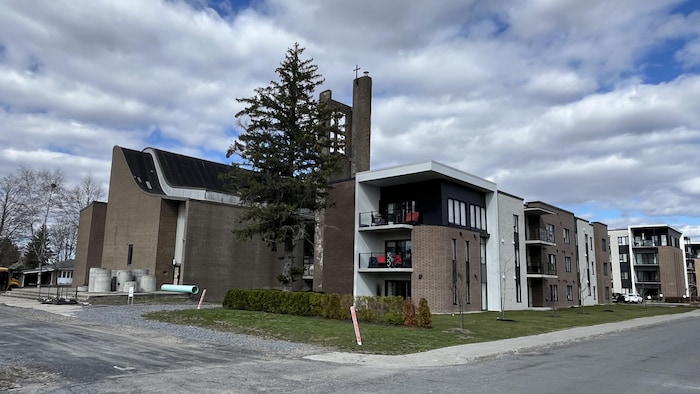 L'église et des logements construits tout autour.