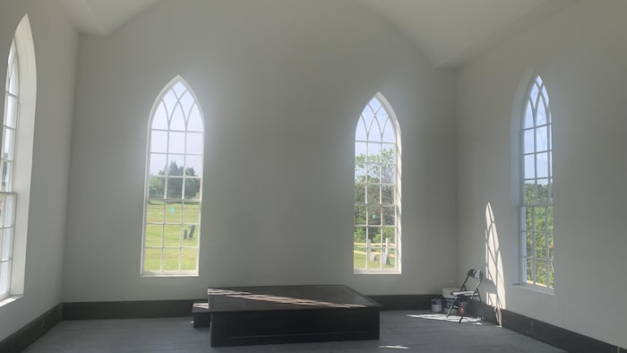 L'intérieur d'une petite église.