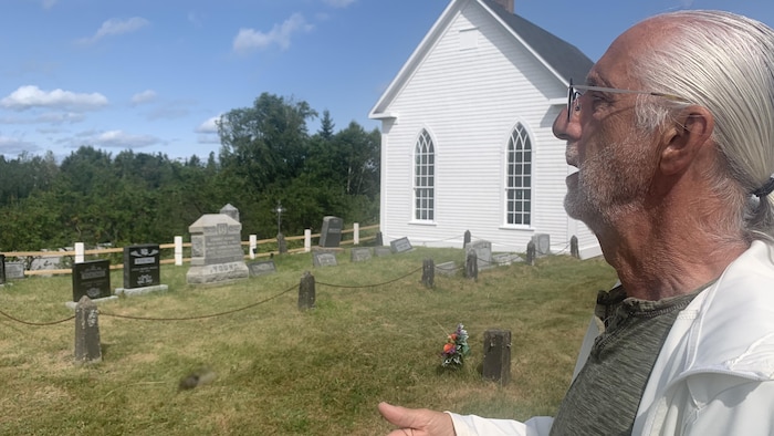 Un cimetière derrière une petite église.