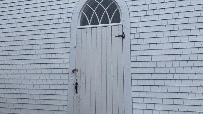 La porte d'entrée d'une petite église, à Caraquet.