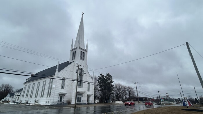 Grosse église blanche sur le bord de la route principale à Rogersville