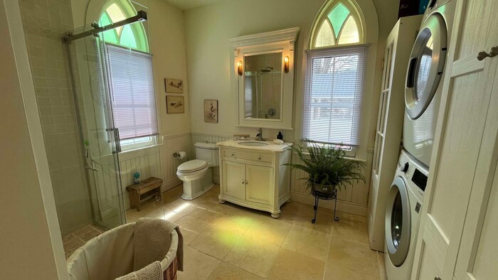 La salle de bains au rez-de-chaussée.