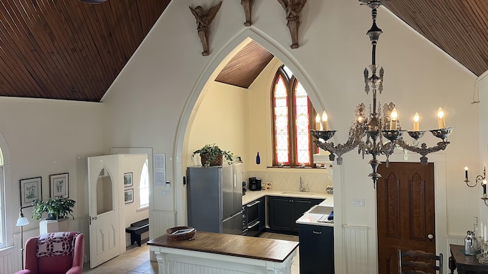 Une cuisine et une salle à manger.