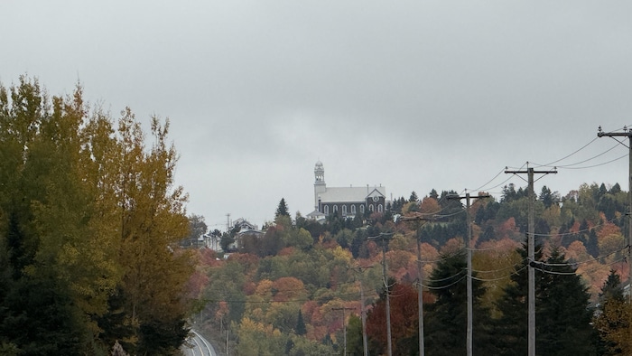 L'église de Saint-Apolline de Patton, sur le dessus d'une colline, dans un paysage automnal.