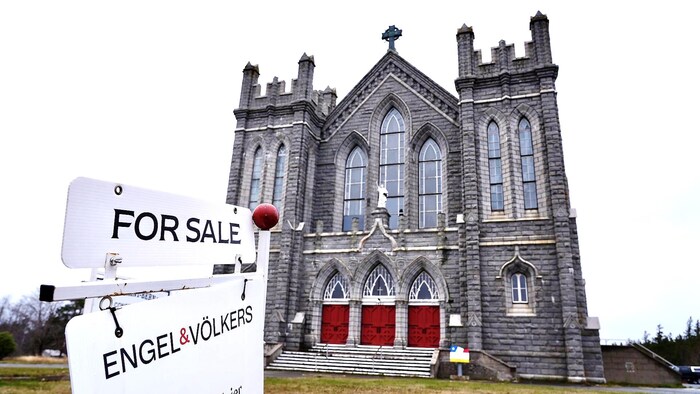L'église Saint-Bernard avec une affiche à vendre.