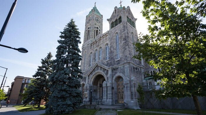 Église Saint-Denis, rue Laurier, à Montréal.