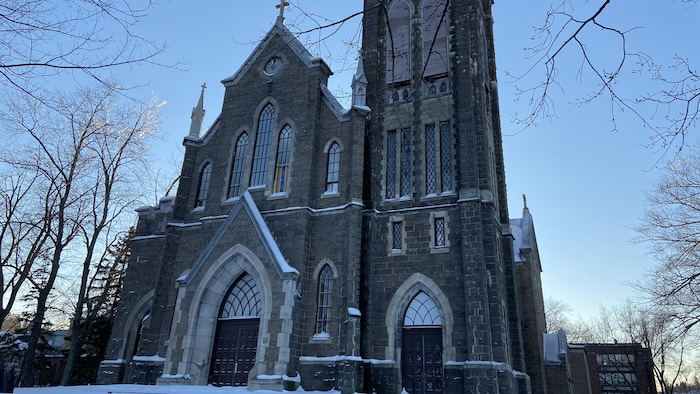 Une église fermée l'hiver, de jour.
