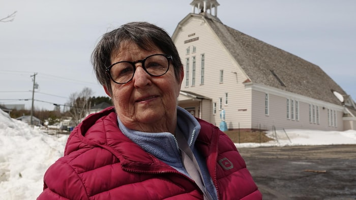 Liette Cayouette devant l'église de Saint-Elzéar.