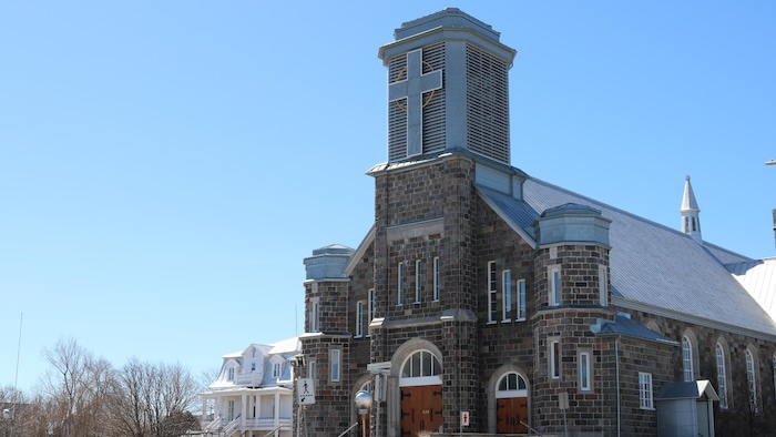 L'église Saint-Jérôme lors d'une journée de printemps ensoleillée.