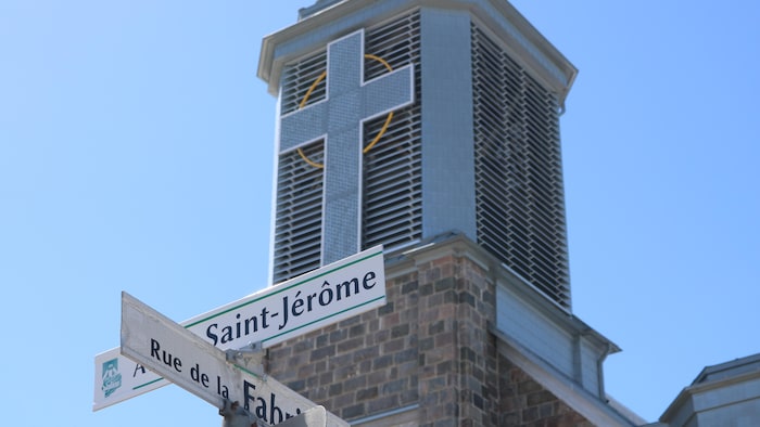 Les panneaux indiquant le nom des rues devant l'église.